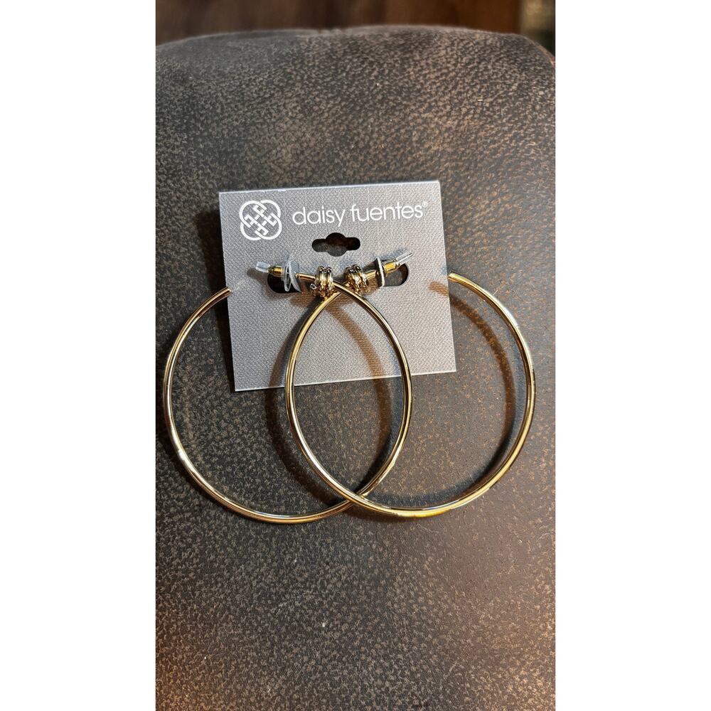 Daisy Fuentes gold tone, 2.50” post hoops.